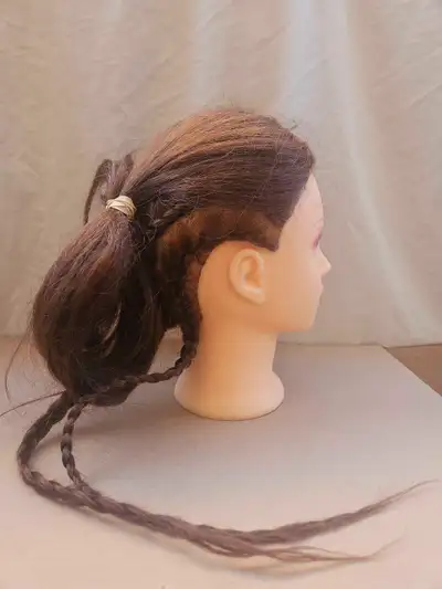 This cosmetology training head is perfect for practicing various hair styling techniques. It feature...