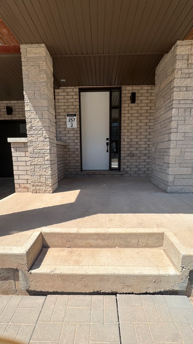 3 Bedroom Townhouse Rental in Long Term Rentals in Oakville / Halton Region - Image 2