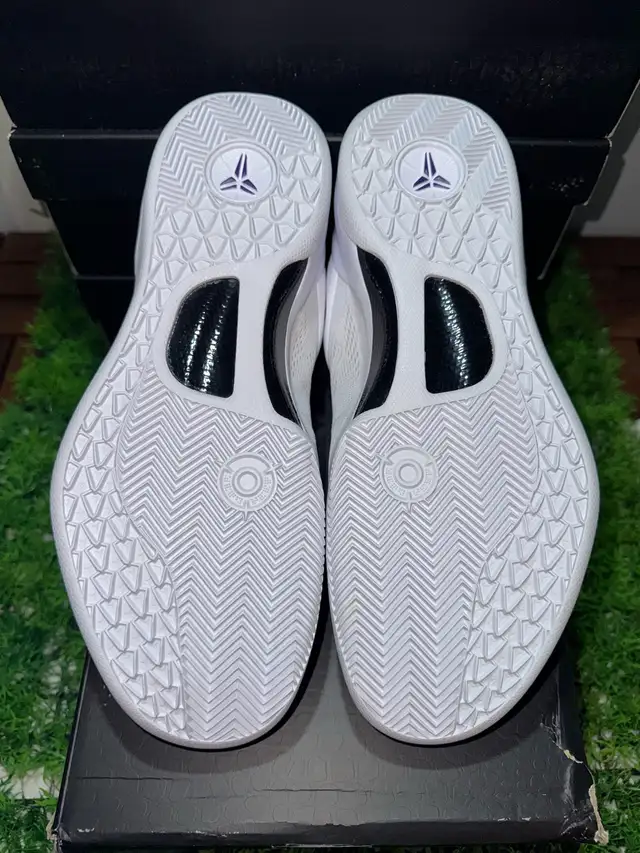 Size 10.5 - Nike Kobe 8 VIII Protro Lakers Home in Men's Shoes in Mississauga / Peel Region - Image 3