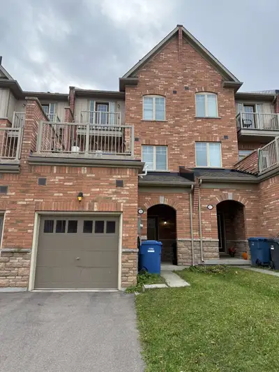 Room available for rent in sharing or private. For girls or couple. Direct bus to University of Guel...