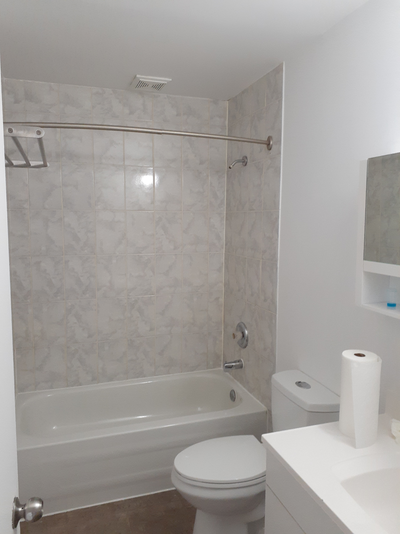 (3 grandes chambres fermé) Grand appartement lumineux avec balcon. Proche des services (École, comme...