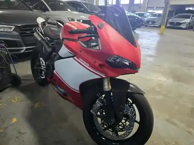 2017 ducati panigale 1299 (Superleggera kit) colour scheme orignally red. Lots of upgrades moto GP e...