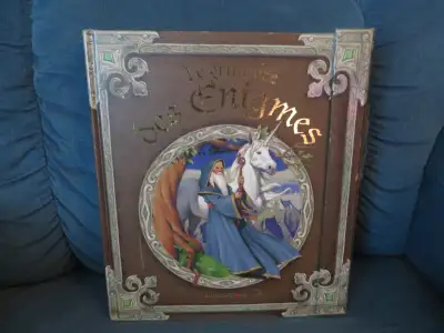Livre Jeu. Edition Deux Coqs d'Or. Titre ; - Le Grimoire des Enigmes. 251 pages. Prix ; 15.00$. Bonn...