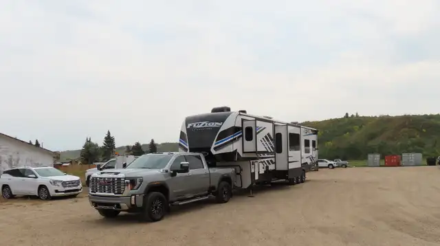 2023 Keystone Fuzion 430 Fifth-Wheel Toy Hauler in Travel Trailers & Campers in Regina - Image 2