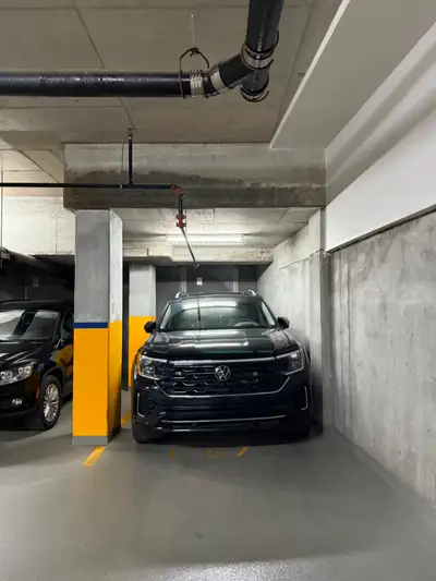 Disponible dès maintenant, une place de stationnement intérieure à Griffintown avec borne électrique...