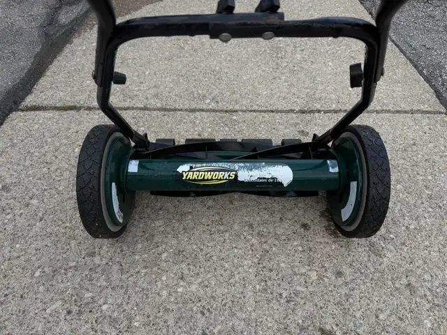 Yardworks 16-inch Reel Mower in Lawnmowers & Leaf Blowers in Mississauga / Peel Region - Image 4