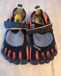 Vibram    5 Finger Shoe ⎮ Mens Size 40 = 8-8.5   US