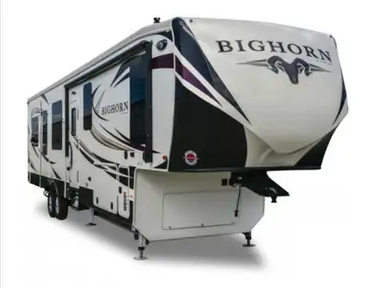Heartland Bighorn 2985RL 2011 — Fifth Wheel La roulotte a été rénovée avec plusieurs modifications d...
