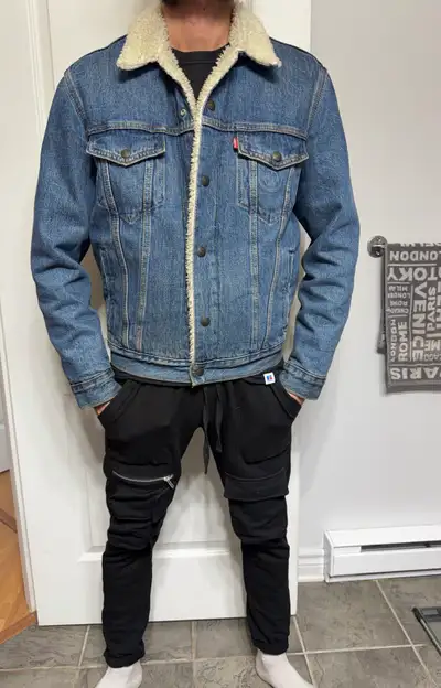 Levis’ men denim jacket sherpa small like new, View more