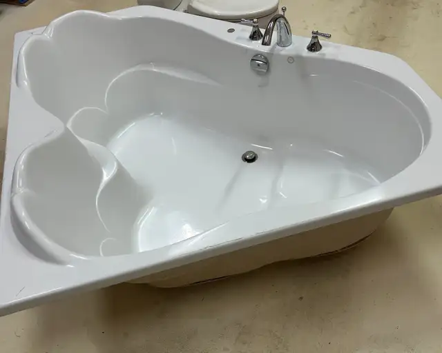 Bain en coin in Bathwares in Gatineau - Image 2