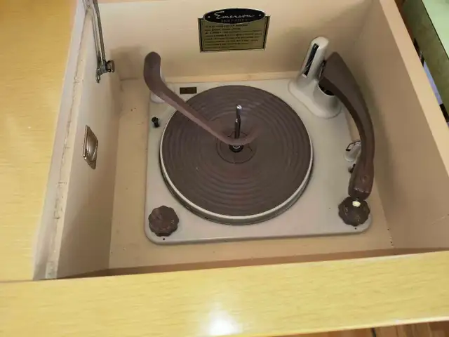 Vintage Stereo System in Arts & Collectibles in Calgary - Image 4