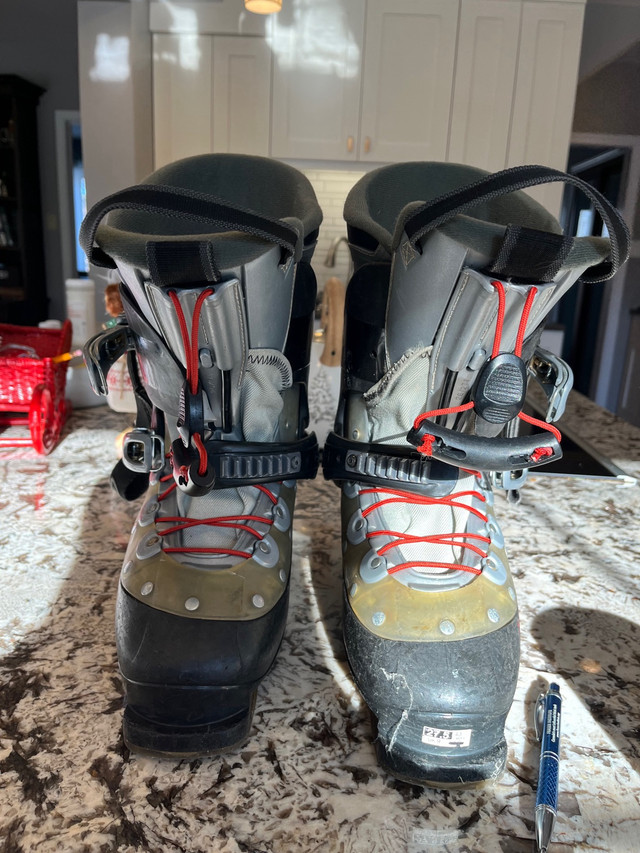 Salamon L 99 ski boots. 27.5. Used  in Ski in City of Halifax - Image 2