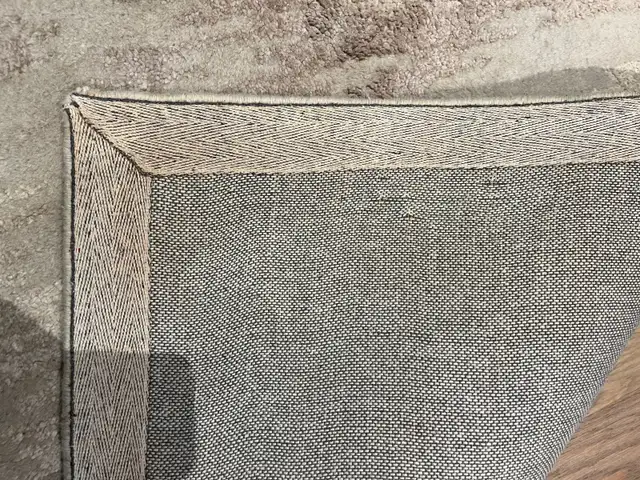 Quality Wool Area Rug in Rugs, Carpets & Runners in Markham / York Region - Image 5