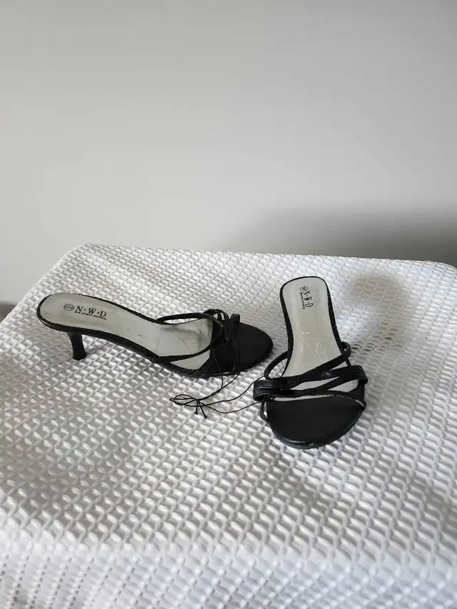 Black strappy heels628632833546261228