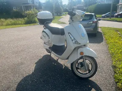 Scooter électrique Kumpan 1964 en super état! 1 propriétaire (personne agée) 1650 km Inclu un casque...