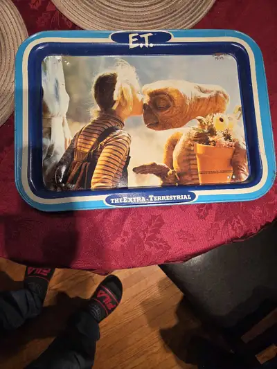 Relive the magic of a childhood classic with this E.T. The Extra-Terrestrial tray, showcasing a memo...
