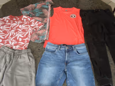 Vêtements adolescent grandeur Small taille 28 Jeans H&M taille 30 fait plutôt 28 porté seulement 2 f...