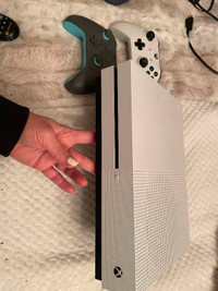 Xbox One S avec 14  jeux intégrés et  2 manettes