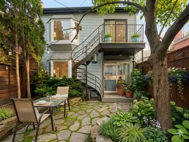 St-Henri 1 bdr   1 office   garden. Available July / August 2026