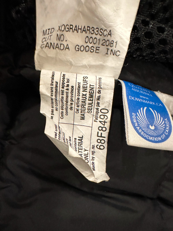 Canada Goose Logan youth parka medium 10-12 in Kids & Youth in City of Toronto - Image 4