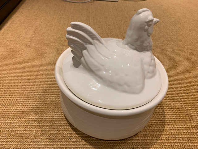 WHITE DISH with CHICKEN SHAPED LID in Kitchen & Dining Wares in Oakville / Halton Region - Image 4