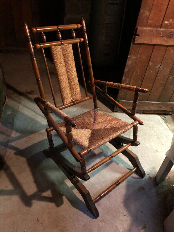 chaise berçante antique à vendre dans Chaises, Fauteuils inclinables  à Ville de Montréal - Image 3