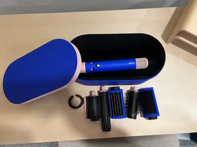 Very lightly used Dyson Airwrap. In great condition. Located in the SE.
