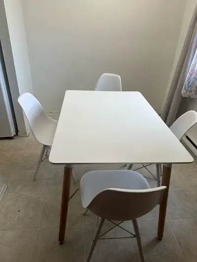 Table à manger + 4 chaises blanches, View more
