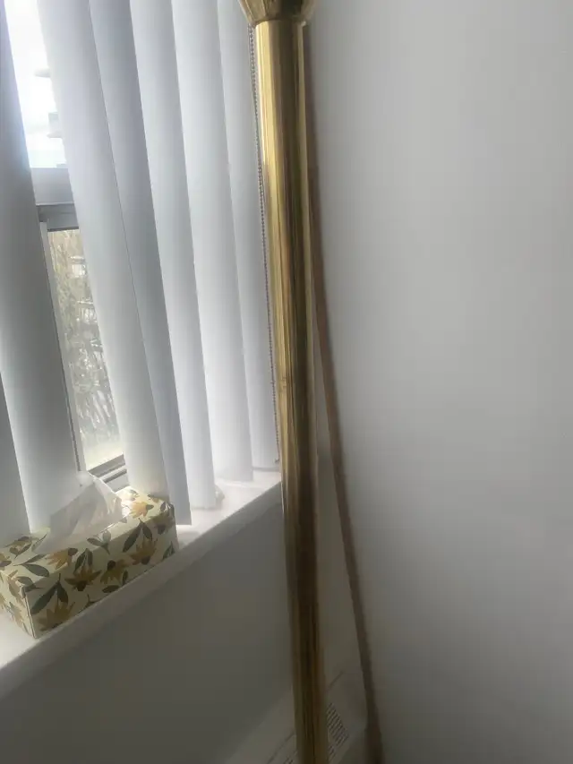 Mid century stand up brass lamp .works perfect ,5 feet7 in tall in Indoor Lighting & Fans in City of Toronto - Image 4