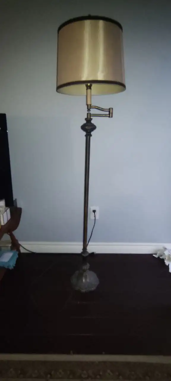 Desk table floor lamps in Indoor Lighting & Fans in Norfolk County - Image 6