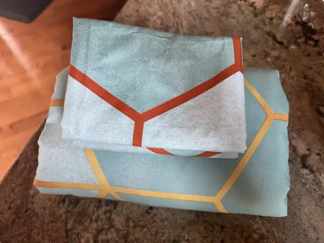  Queen Duvet cover set, geometric  in Bedding in Markham / York Region - Image 7