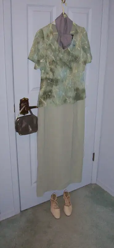 Lot 200 – Formal wedding outfit. Dress size 10 Petite, shoes size 7 ½, purse & scarf. $50 OBO