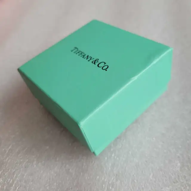 Tiffany & Co boite à bijou vide empty  jewelry box in Jewellery & Watches in City of Montréal - Image 6