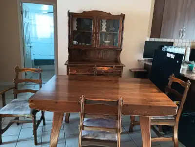 - Table de cuisine en frêne avec rallonge - (4) chaises dont une capitaine - (1) buffet deux morceau...