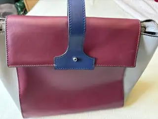 ONLY USED A FEW TIMES 11" W X 9" D X 5 " W CAN BE USED AS SHOULDER STRAP OR AS BACKPACK STYLE BURGUN...