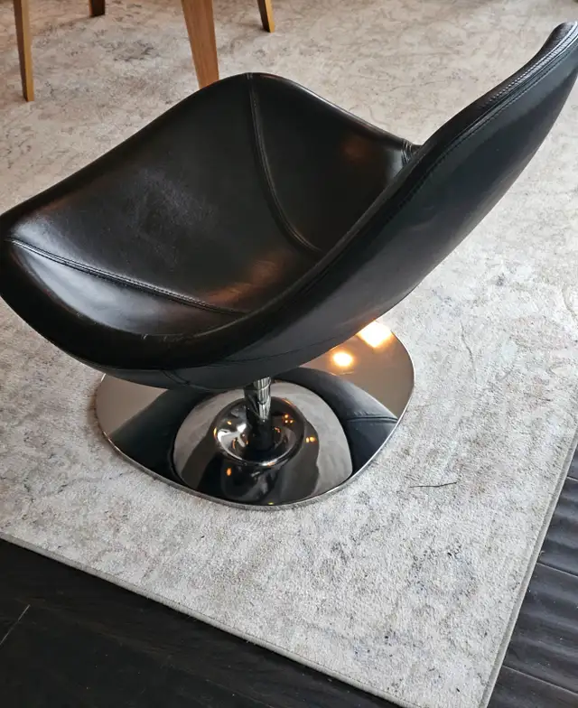 Vintage Tirup Swivel Chair ..Chrome and Black leather in Chairs & Recliners in Delta/Surrey/Langley - Image 4