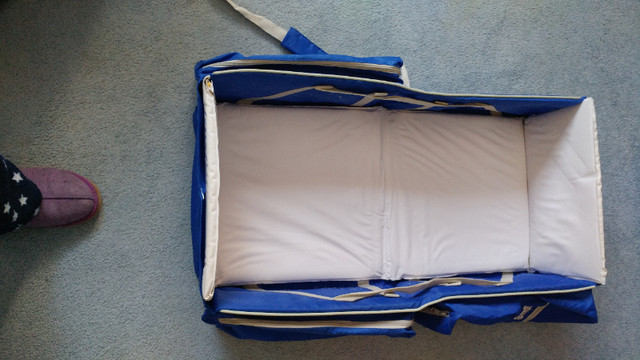 Snugi Portable Change Table in Bathing & Changing in Kitchener / Waterloo - Image 2