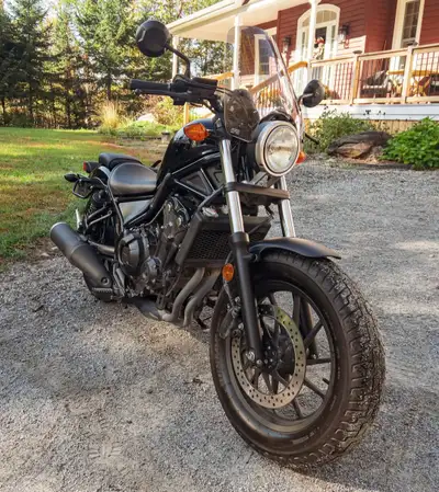 Honda Rebel 500 ABS 2018 17 500km Pneu avant neuf et révision avec facture Changement d'huile fait e...