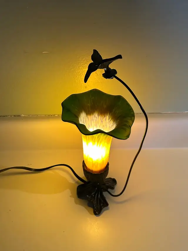 Tiffany Style Tulip Glass Lamp Shade With Humming Bird in Indoor Lighting & Fans in Oshawa / Durham Region - Image 2