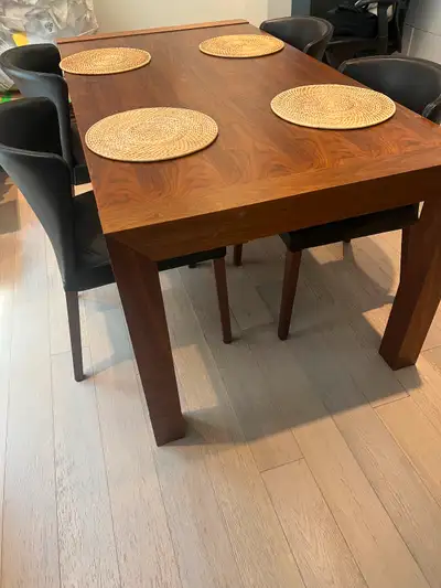 Extendable dining table. Hidden leaf. Table seats 8 when extended. Table 67” x 36”. Extends to 86” l...