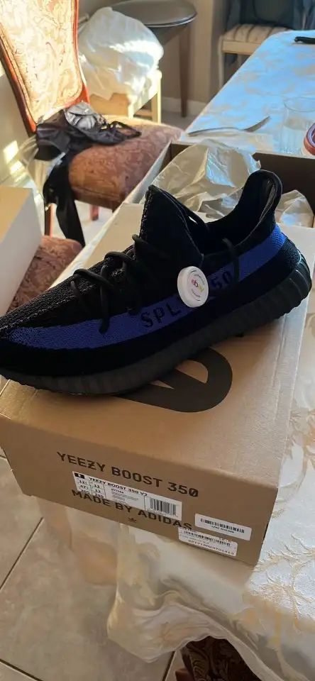 BRAND NEW YEEZY BOOST DAZZLING BLUE 350 V2 SIZE 12.5 $450 in Men's Shoes in City of Montréal - Image 3