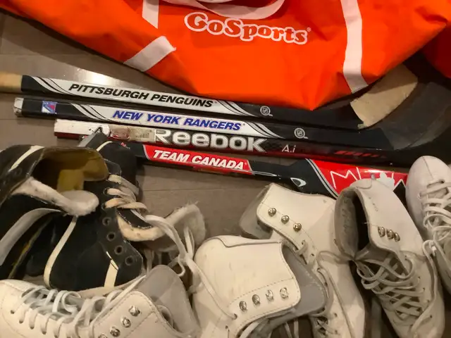 Goalie and hocHelmets, skates, mini sticks anfequipment, in Hockey in St. Catharines - Image 6