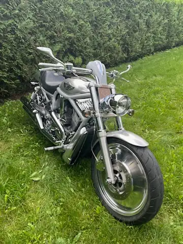 V-rod 2003 Édition 100 ieme anniversaire concept moteur construit par Porsche roule comme une bille...