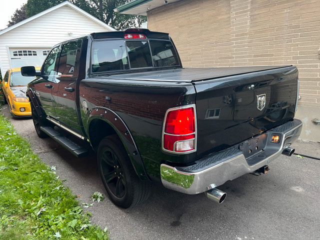 2017 Ram 1500 ST Crew Cab 4x4 | Clean Truck | Loaded with Extras in Cars & Trucks in City of Toronto - Image 4