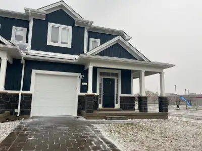 Hyde Park 3 Bedroom Corner Unit Townhome for Rent!