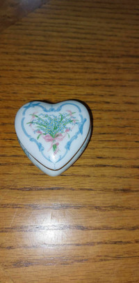 Beautiful vintage  small 1.5 by 2.5 by 2.5 " porcelain trinket b