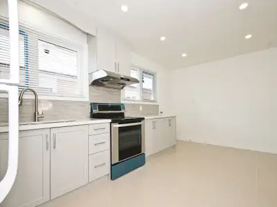 Near by Bathurst and Sheppard street, TTC bus stations, and top-ranking schools, easy go to shopping...