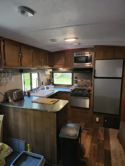 Pour plus d’information contactez Danielle Dubé au 819-986-3141 NOTE : 1- Roulotte 33 pieds acheter...