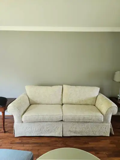 Immaculate and seldomnused living room sofa. Beautiful white pattern. CANADIAN made by Superstyle in...