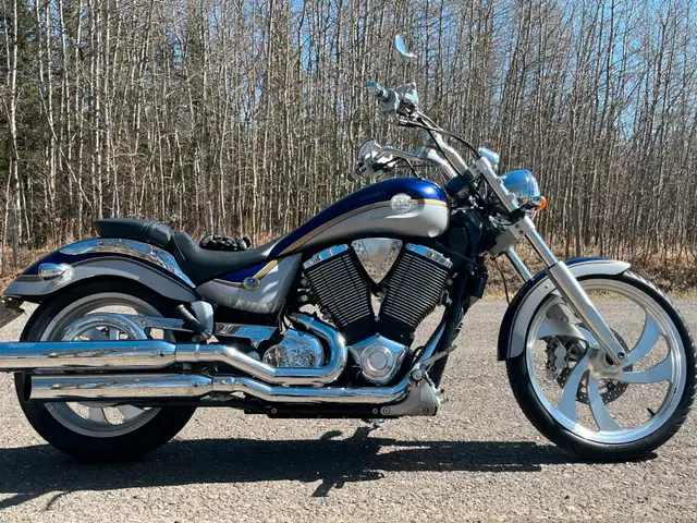 2005 Victory Vegas 8 Ball. In Great Shape! Low mileage.. in Street, Cruisers & Choppers in Calgary - Image 2